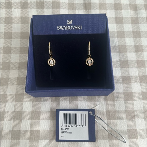 ‼️SOLD‼️ Swarovski Sparkling Dance drop earrings - Picture 3 of 6